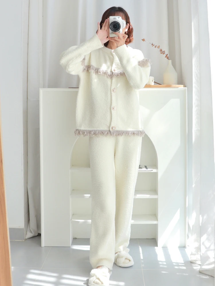 Pajamas Women\'s Autumn and Winter  Home Clothes Coral Fleece Thickened Outwear Suit  can wear it on the street.