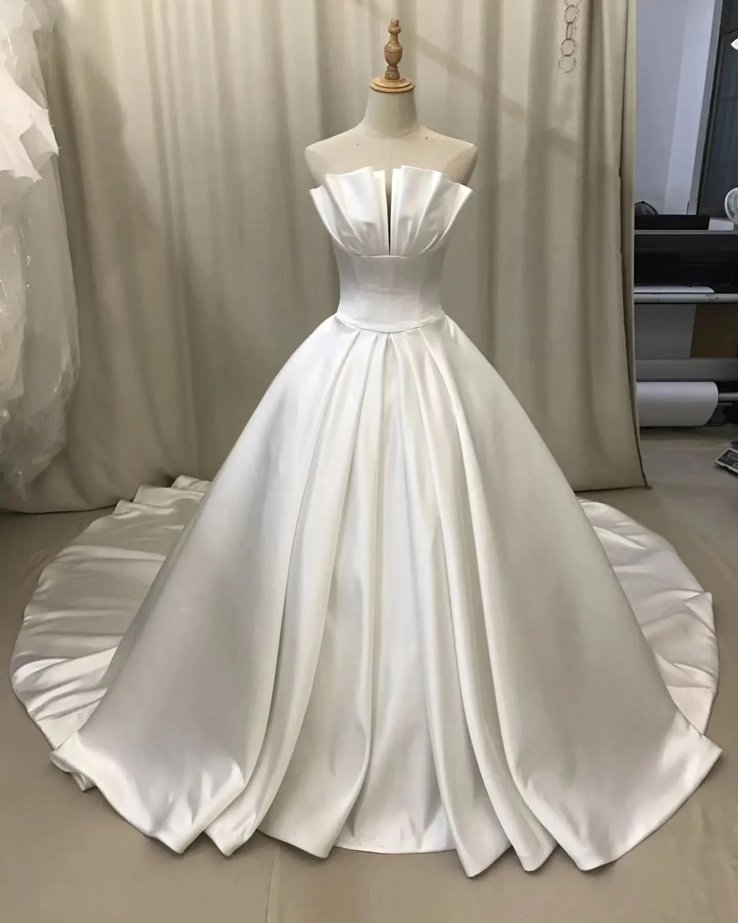 

New Design Wedding Dresses Satin Pleat Strapless Floor Length Custom Made Wite Elegant Mermaid Bridal Gowns Robe De Mariée