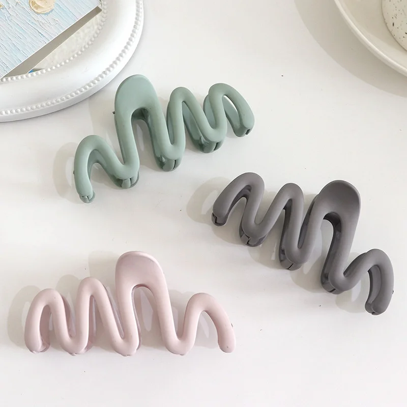 2023 New Hair Accessories Design  Curve Frosted Hair Clip Women's Back Spoon Pan Hair Grip Clip ins Simple Shark Clip