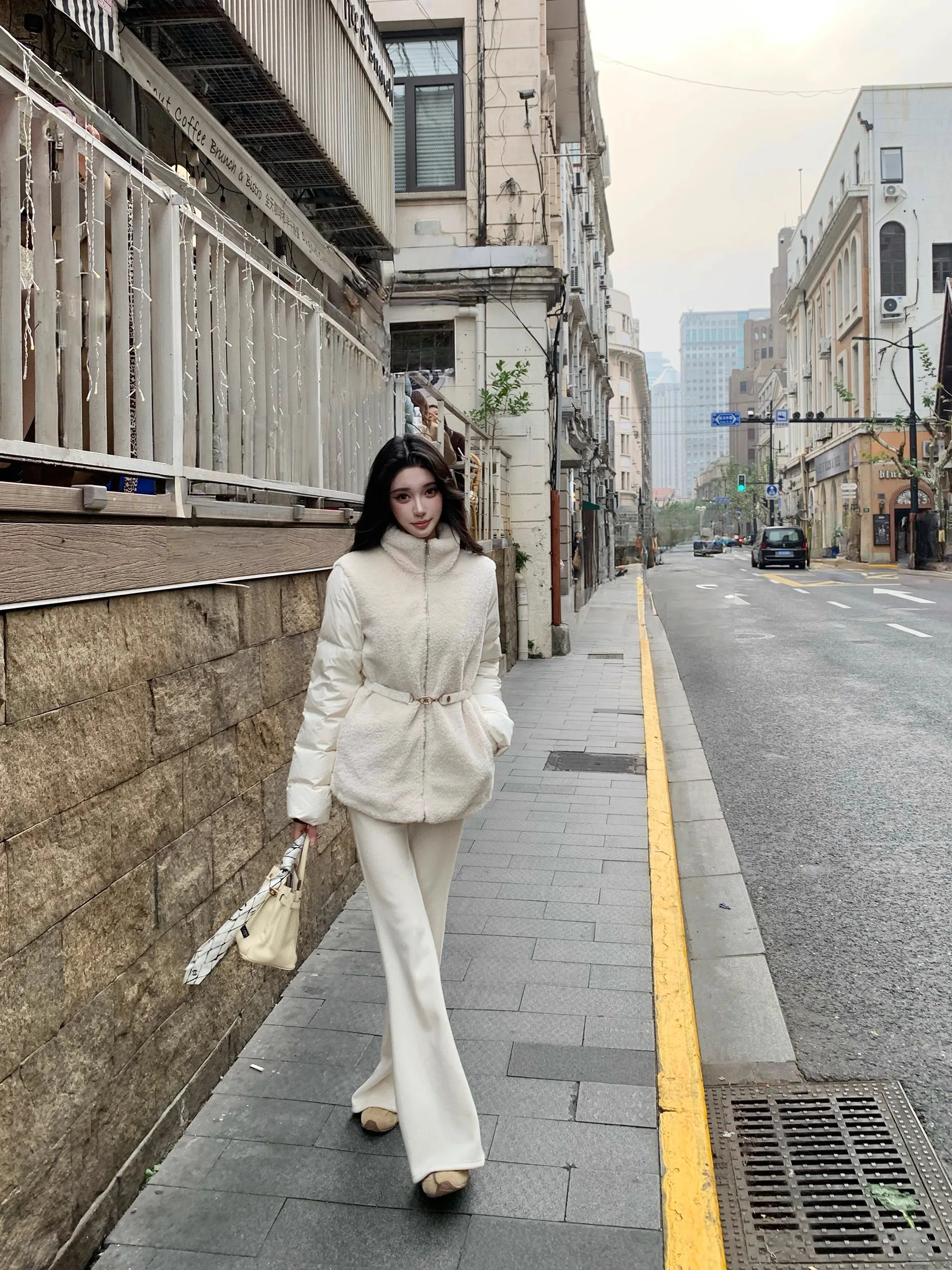 

Женская зимняя куртка-пуховик белого цвета с наполнителем из утиного пуха, хлопковыми вставками, воротником-стойкой, дизайном с утяжкой на талии и меховыми вставками