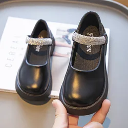 Scarpe in pelle da ragazza stile britannico 2024 scarpe da principessa per bambini di nuova moda per bambini da sposa appartamenti Chic mocassino in tinta unita