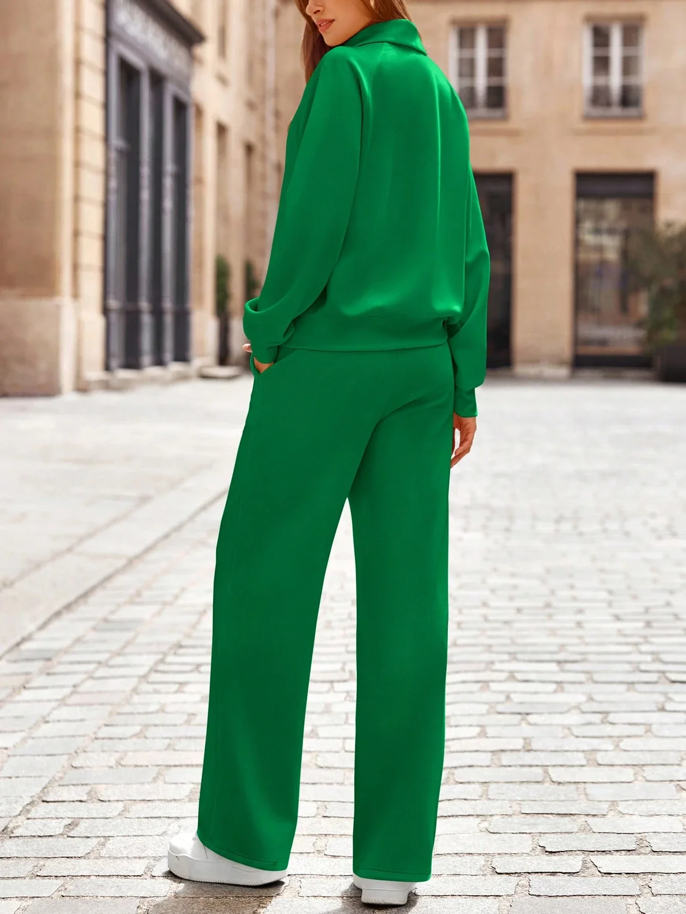 

Женский спортивный костюм из двух предметов: толстовка с короткой молнией и широкие брюки