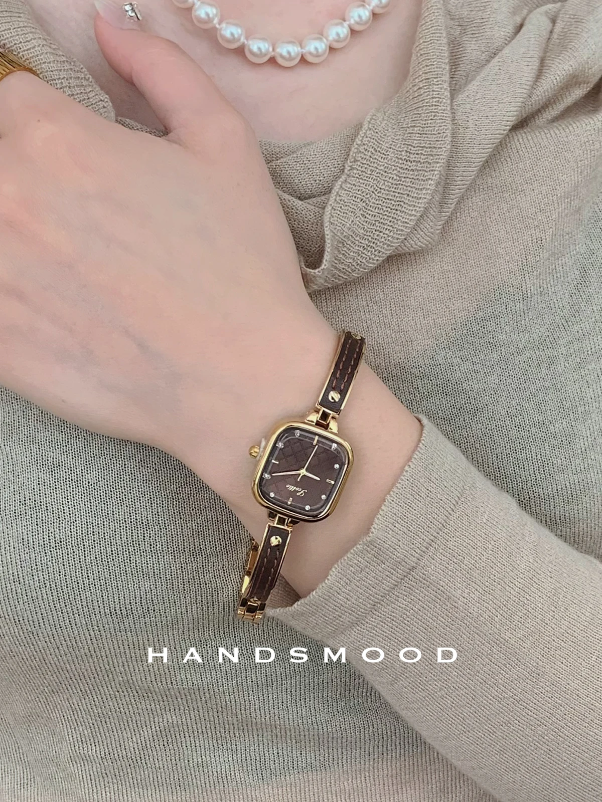 ساعة نسائية فاخرة أصلية بتصميم نصف إسورة كلاسيكي فاخر ورائع ومتطور. سلسلة نسائية.