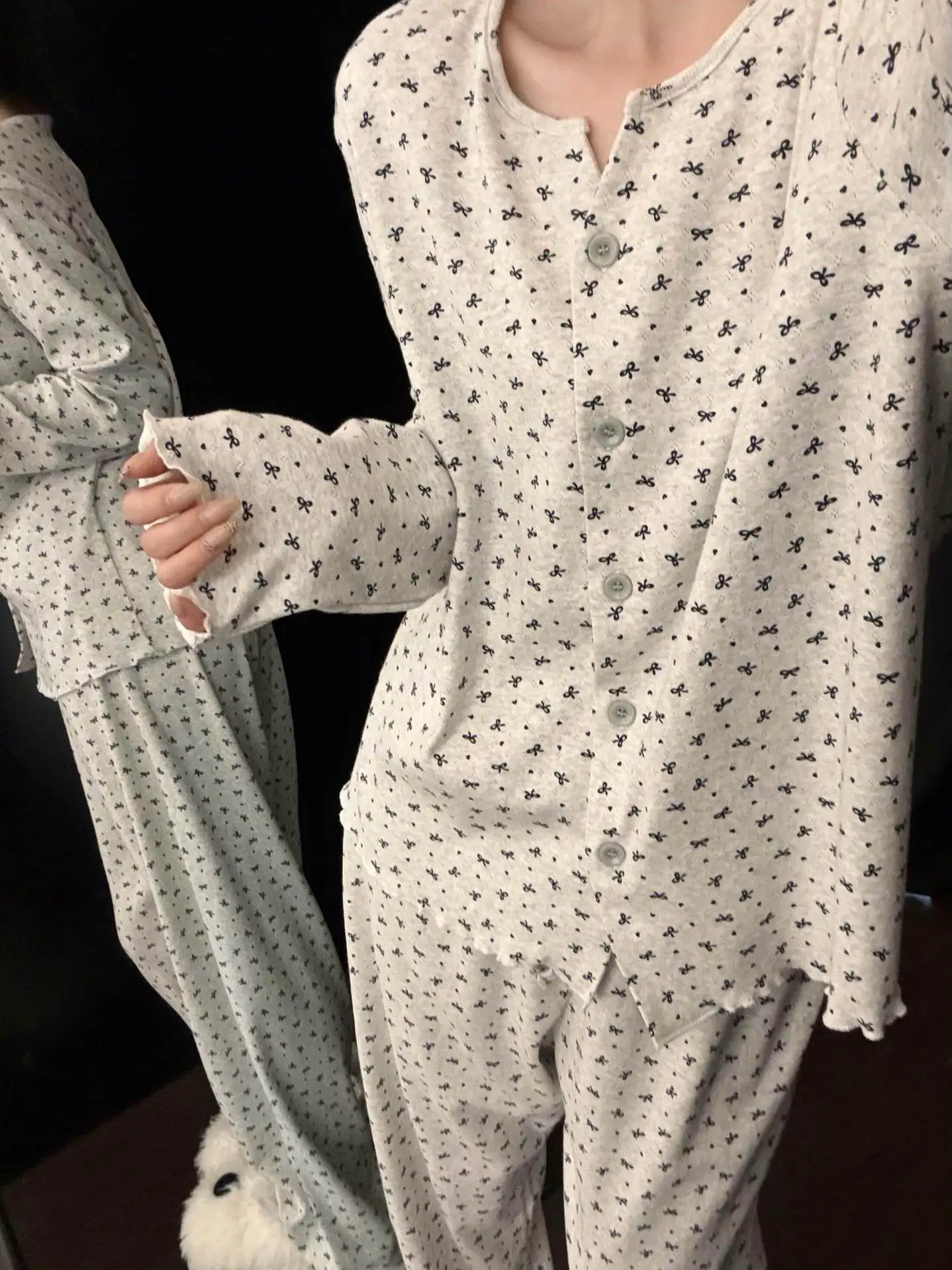 

Серый комплект пижамы из 2 предметов с принтом в виде бантов: рубашка и брюки, женский мягкий трикотажный комплект для сна с длинным рукавом, милый домашний костюм для отдыха, лето 2026