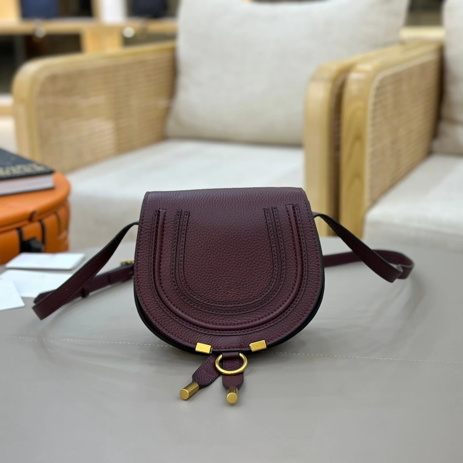 

New Luxury Designer Long Strap Saddle Bags Famous Brand Women Spring Fashionable Crossbody Bag Handmade Horseshoe Bag 2026