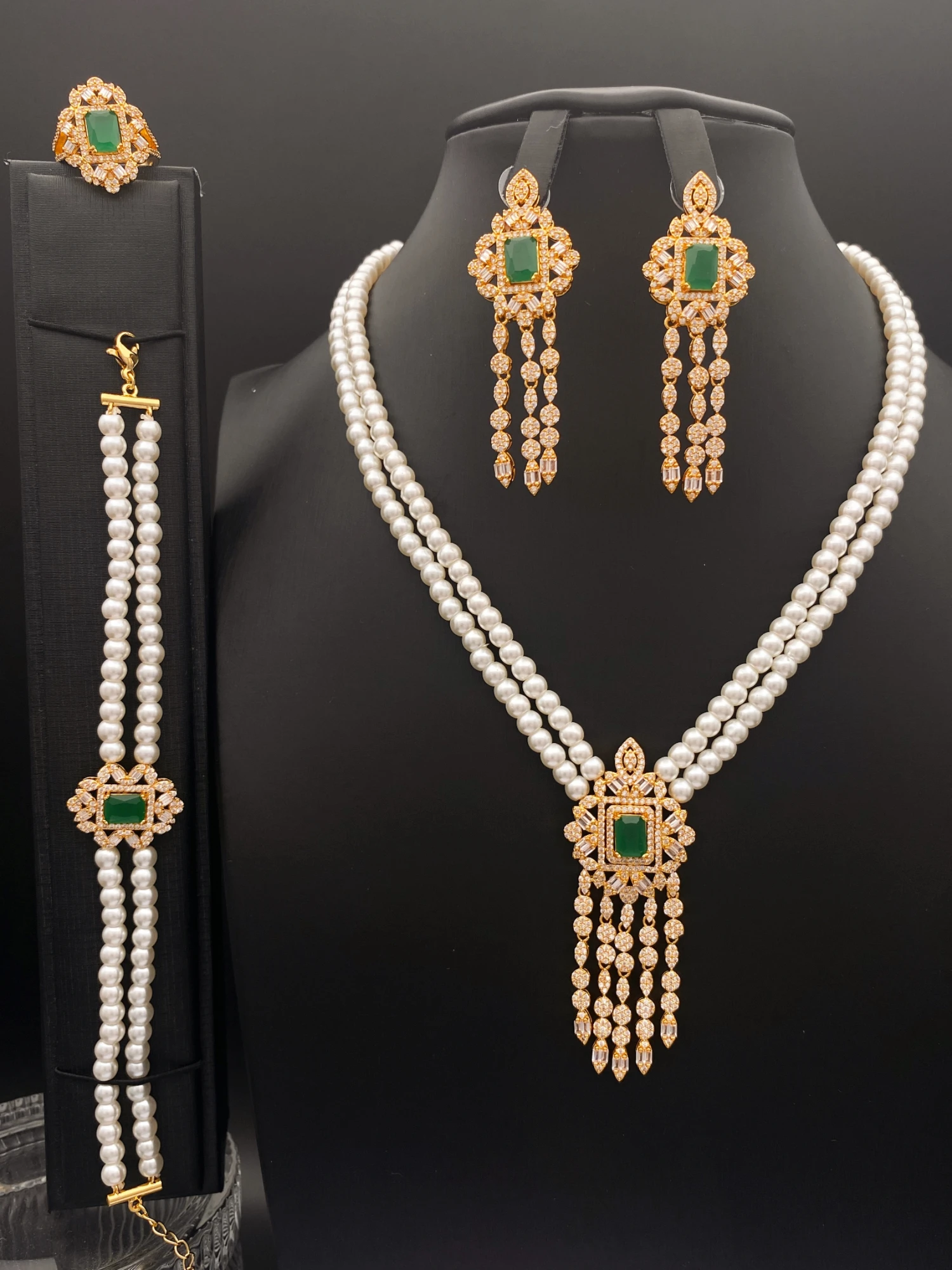 

Falair Green Zircon Pearl Set - Luxurious and Elegant Presentation of Women's Charm