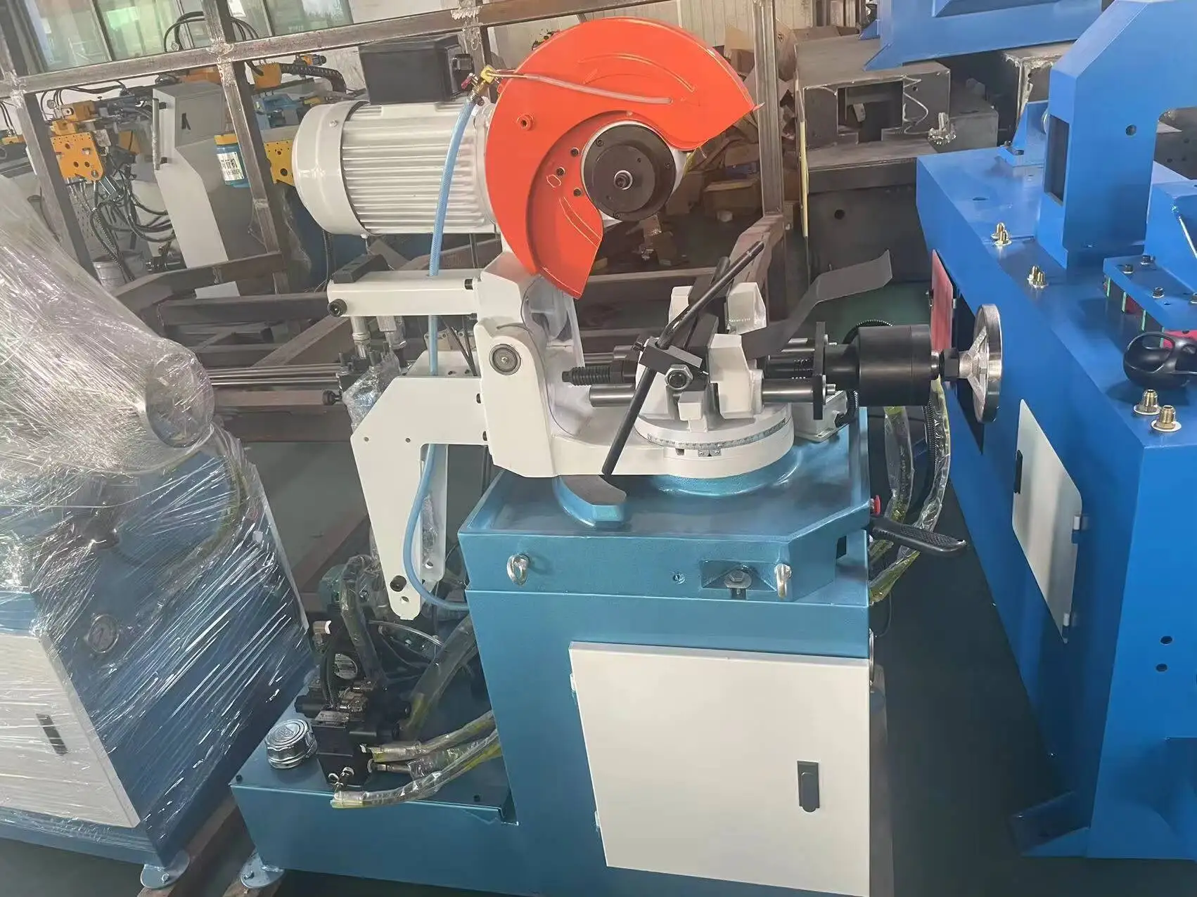 เครื่องตัดท่อโลหะแบบกึ่งอัตโนมัติ Mc-315B พร้อมระบบไฮดรอลิกสำหรับยึดและป้อนวัสดุ