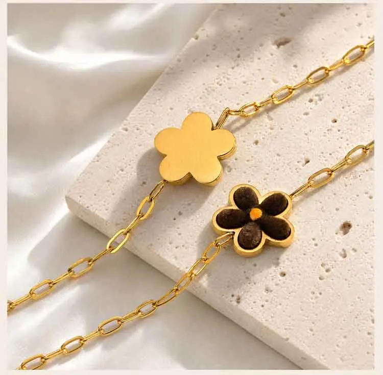 Daisy-Blumen-Armband für Damen, 18K vergoldetes Edelstahl-Paperclip-Kettenarmband mit Emaille-Blumenanhänger, Schmuckgeschenk – Detail 4