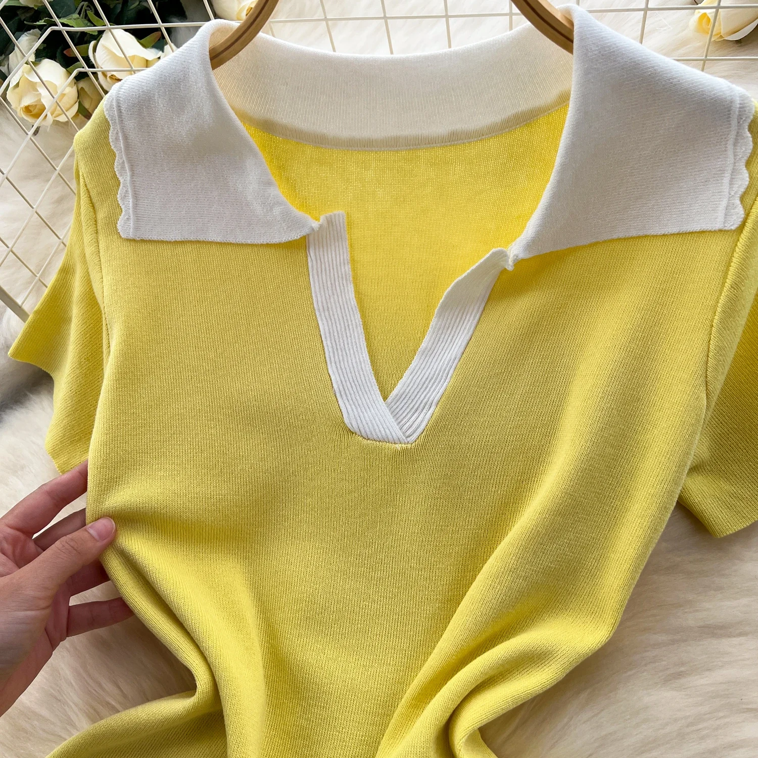 ชุดเดรสถักสีเหลืองแบบเย็บปะติดปะต่อกันชุดเดรสมินิเซ็กซี่แฟชั่นยืดหยุ่นสำหรับงานปาร์ตี้หรูหรา vestidos เปิดลงปกเสื้อผ้ากุลสตรีสุดชิคฤดูร้อน