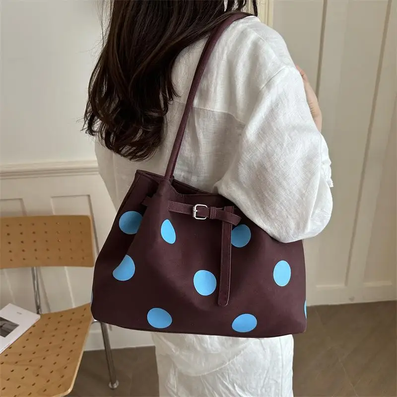 Gepunktete Schultertasche mit großer Kapazität und Schnallendesign für den täglichen Arbeitsweg und Einkauf. – Detail 3