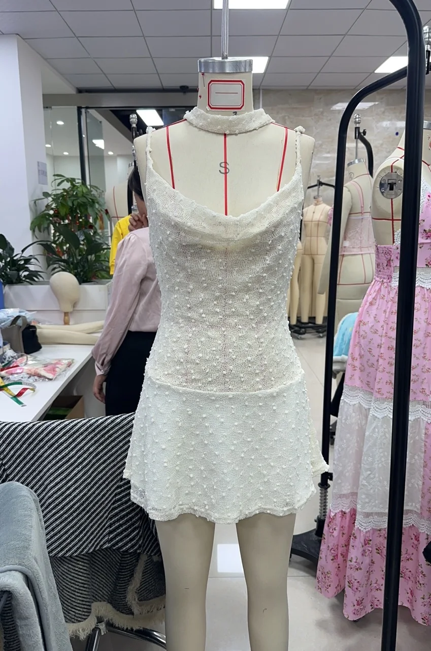 Mini abito da donna Swiss Dot senza maniche con cinturino per spaghetti Abito estivo senza schienale con sciarpa girocollo