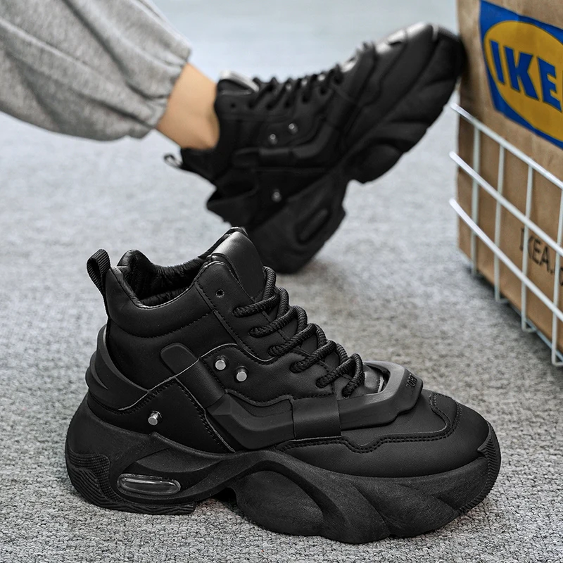 Herren-High-Top-Sneaker mit dicker Sohle, schlichter, aber hochwertiger Textur, mit dicken Schnürsenkeln und Metallnieten-Verzierung, luftgepolsterte dicke Sohlen für zusätzliche Höhe und Stoßdämpfung, erhältlich in Schwarz und Weiß, mit trendigem und robustem Design, geeignet für Herbst- und Winterkleidung, ideal für tägliche Ausflüge, Street-Casual-Looks und verschiedene andere Anlässe. – Detail 2