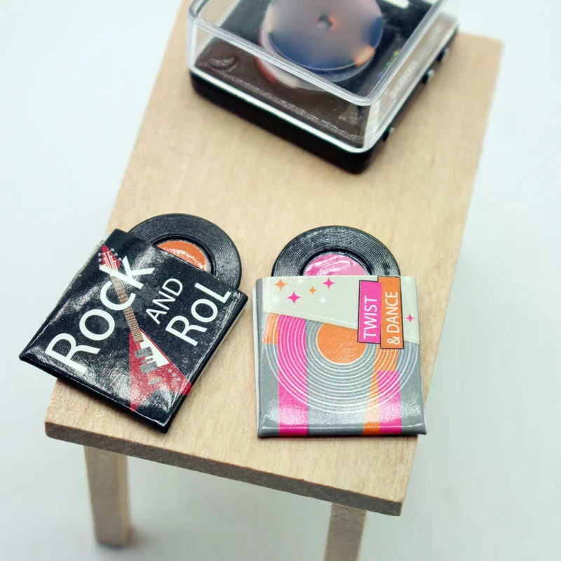 1 Set Set di dischi per mini CD in miniatura per casa delle bambole Modello per la casa delle bambole Camera da letto Soggiorno Decor Bambini Giochi di imitazione Giocattoli Regalo