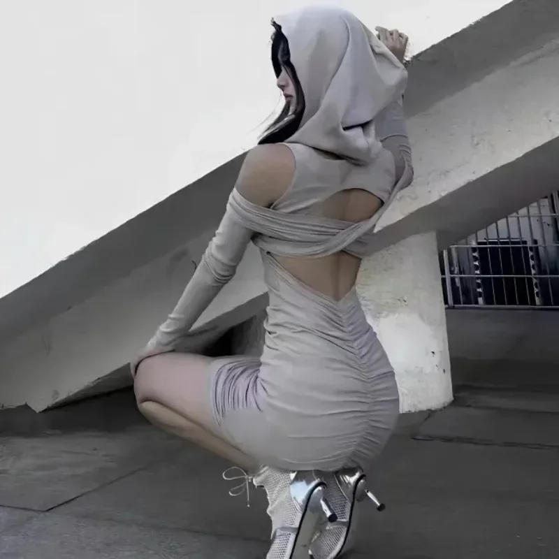 新しいニッチセクシーでスパイシーなガールズ向け、デソレーショングレーのオフショルダー・オープンバック・ボディコンドレス。終末の荒廃地スタイルのフード付きドレス。