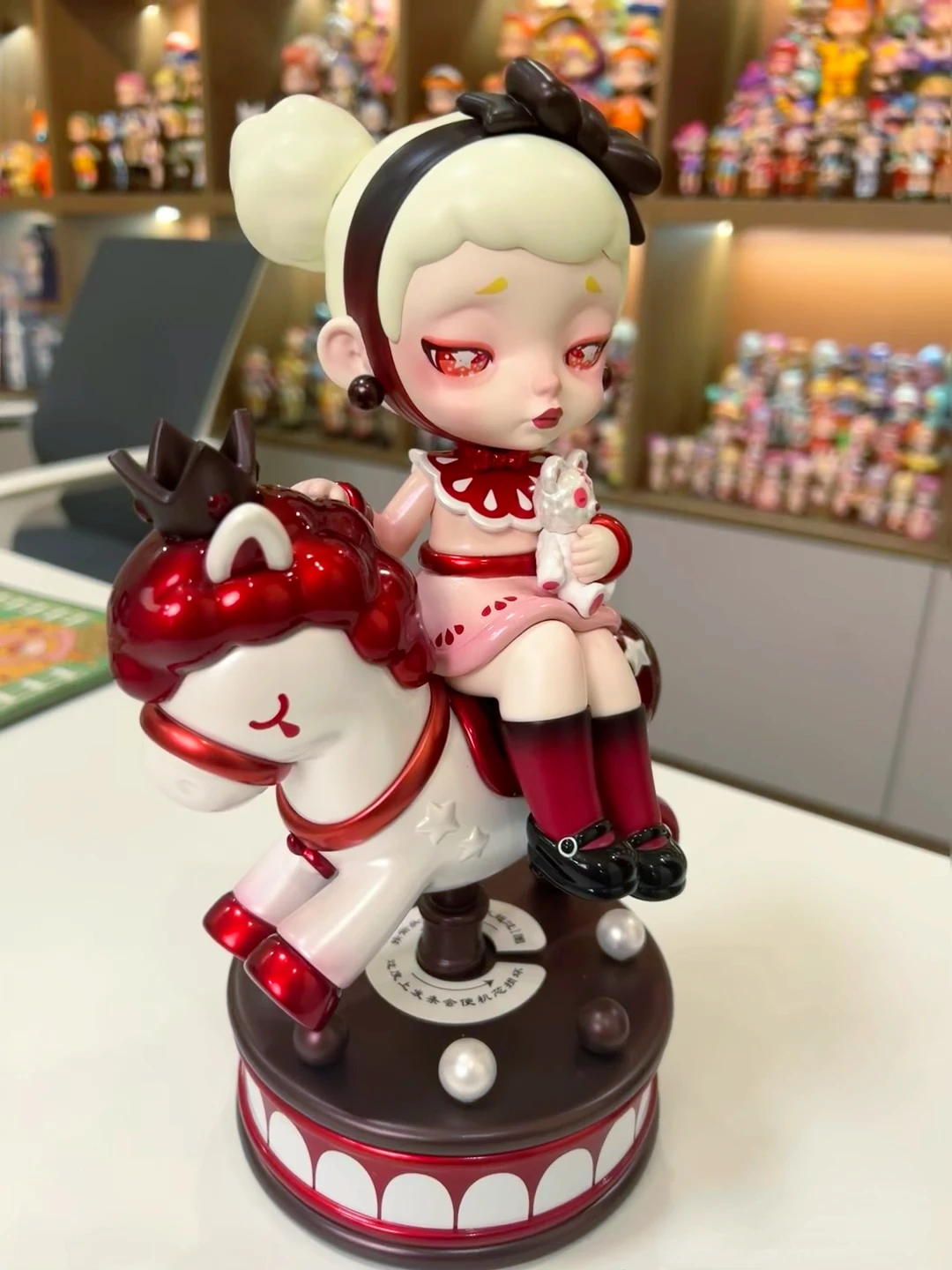 Laura 200% Amusement Park Carousel Action Figure Merry-go-round Vintage Girl Kawaii Doll Design Artistic Goth Collection Toy