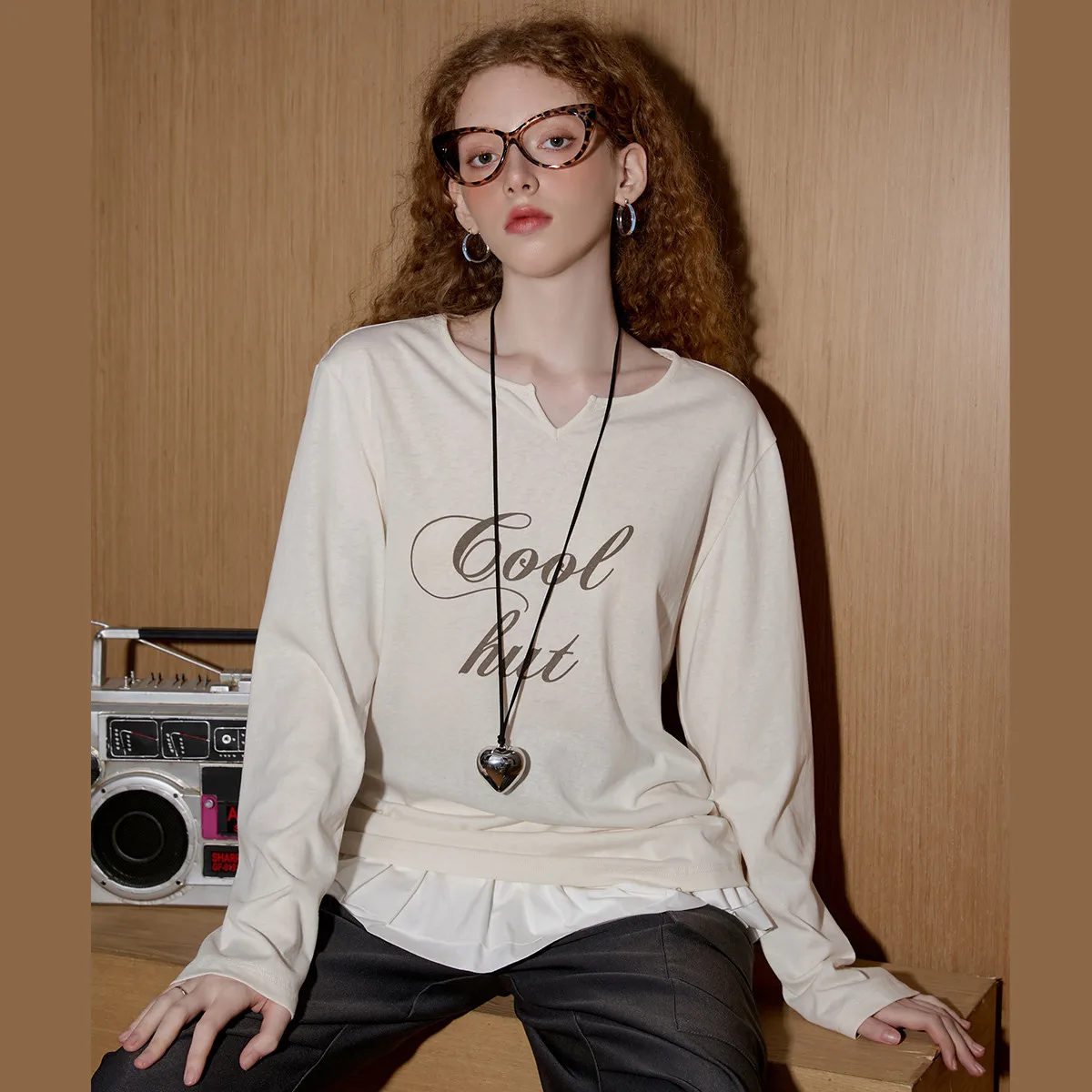 

Женская футболка Coolhut Architectural с v-образным вырезом, осенний топ с длинными рукавами и буквенным принтом, легкая многослойная основа, деконструированная внутренняя одежда