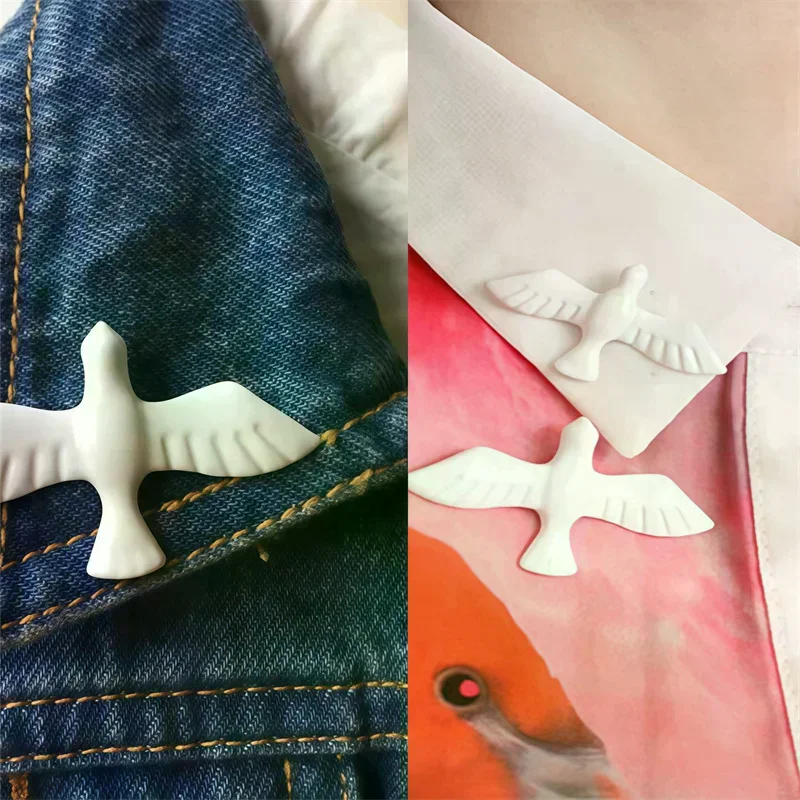 เข็มกลัดรูปนกพิราบสีขาวสไตล์เรโทร 2 ชิ้น ดีไซน์เรียบง่าย สวยงาม เหมาะสำหรับผู้ชายและผู้หญิง ใช้ได้หลากหลาย เป็นของขวัญและเครื่องประดับเสื้อผ้า