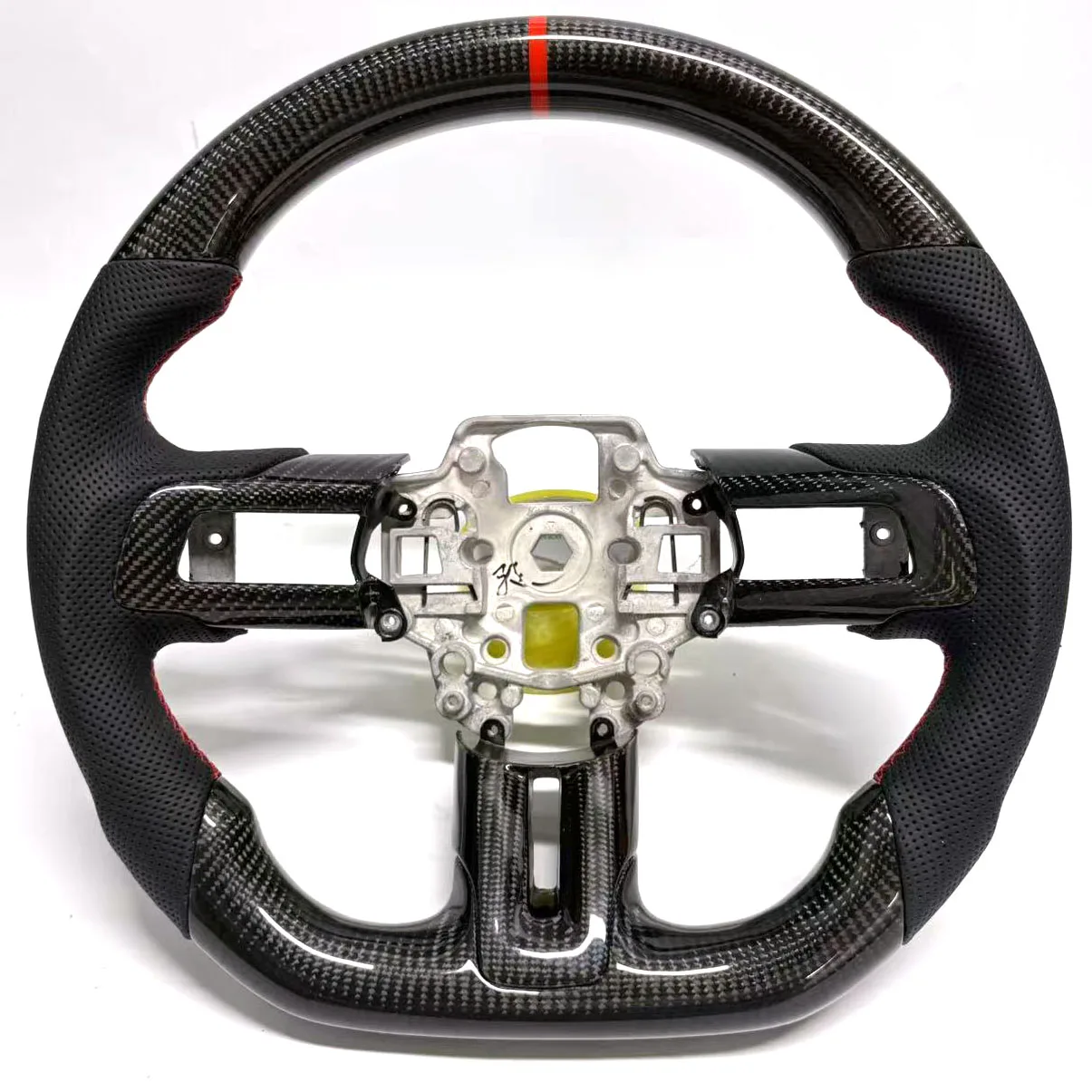 

Черный перфорированный кожаный руль из углеродного волокна с подогревом для Ford Mustang 2015-2023 гг.