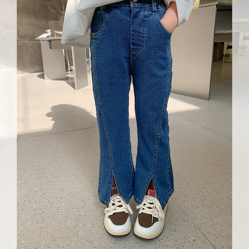 

Эластичные облегающие джинсовые брюки для девочек, осень 2024, корейская версия, потертые мягкие джинсовые модные брюки-клеш для детей