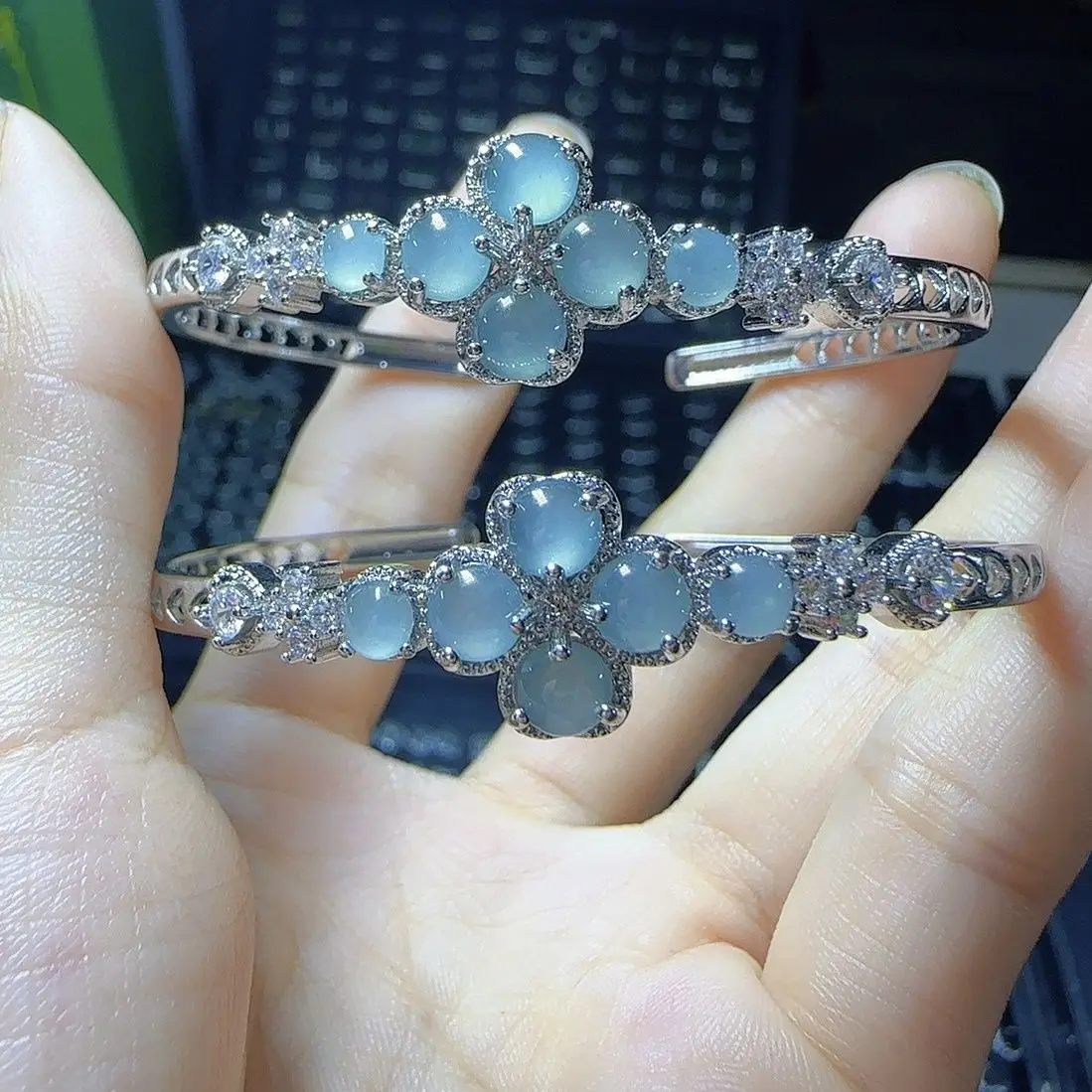

Natural A jadeite ice blue water egg surface four-leaf clover bracelet