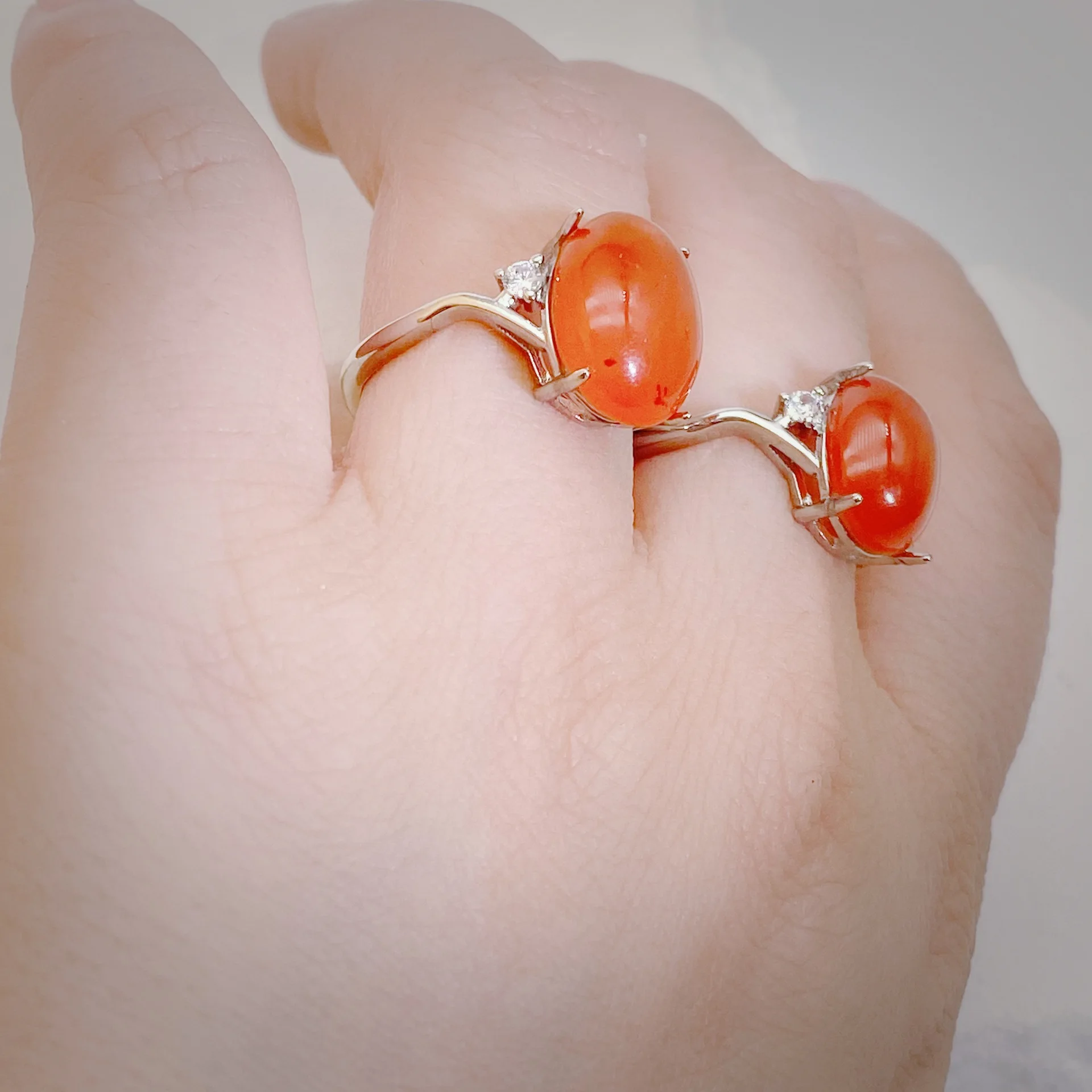 

Natural Nanhongshi ring, exquisite antique high-end design, multi-claw opening, fashionable aristocratic ring.