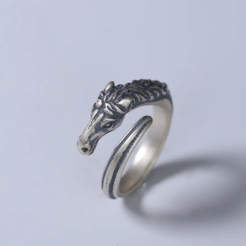 Cabeza de caballo tallada vintage de potro blanco vintage con boca abierta, anillo unisex, entrega navideña, accesorios nostálgicos
