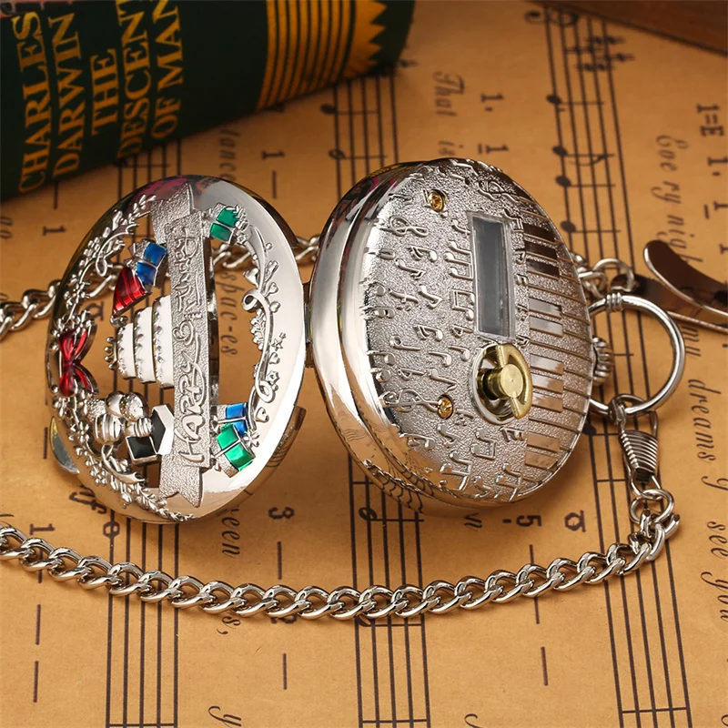 Kreative Geburtstags-Taschenuhr mit Musik und Kuchen-Design, Dekoratives Geschenk mit Manueller Quarz-Bewegung und Kette – Detail 3