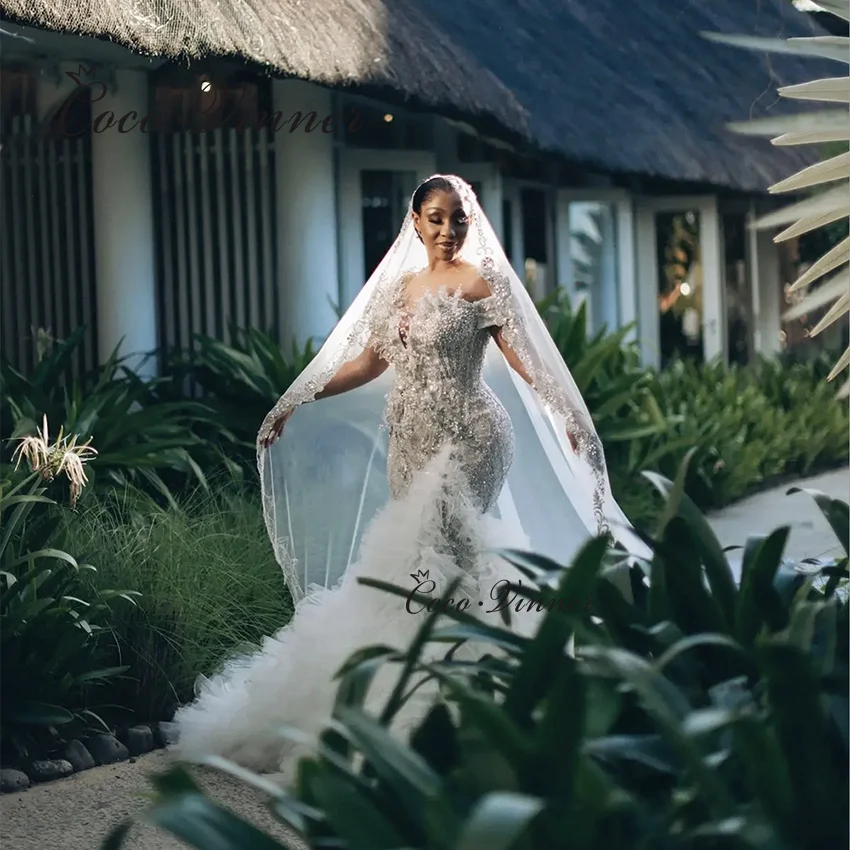Abito da sposa a sirena con perline di lusso personalizzato 2025 Nuovo abiti da sposa a sirena africana con spalle scoperte in tulle Rufflus W1426