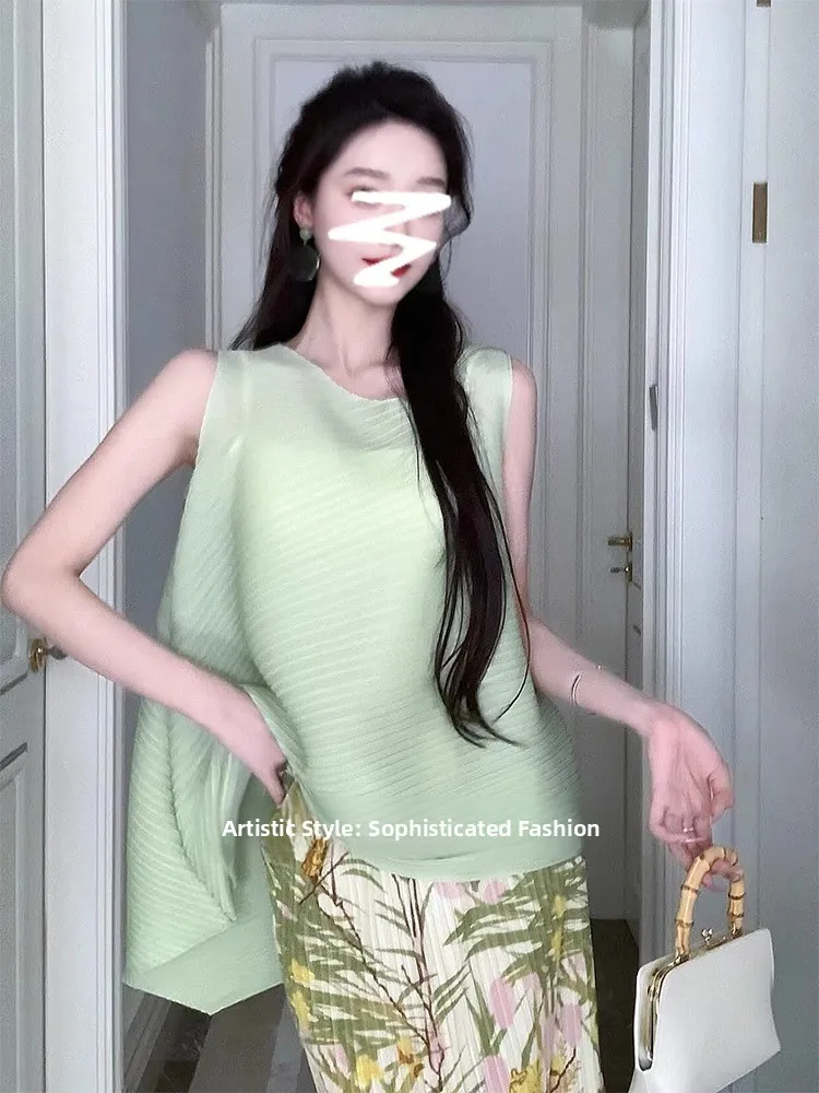 

Женский летний комплект из двух предметов: юбка с высокой талией и принтом, а также топ со складками. Модный летний наряд из дышащей полиэстеровой ткани.