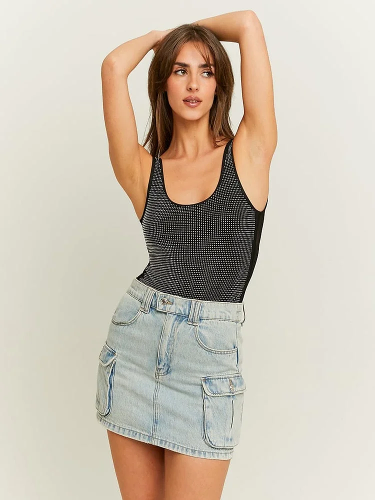 توب نسائي صيفي أنيق بتصميم نورديك، قطعة واحدة بياقة دائرية مزينة بالأحجار الكريمة، تصميم عصري ومتين