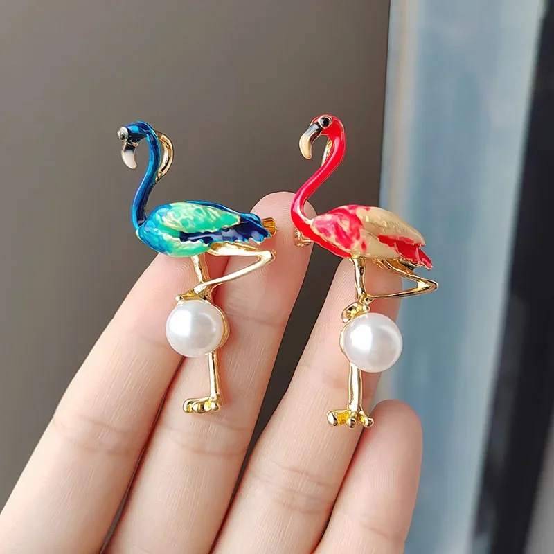 Fashion Enamel Pins Flamingo Bird Brooches For Women Men Trendy Colorful Alloy Pearl Animal Brooch Party Jewelry Gifts2024 New