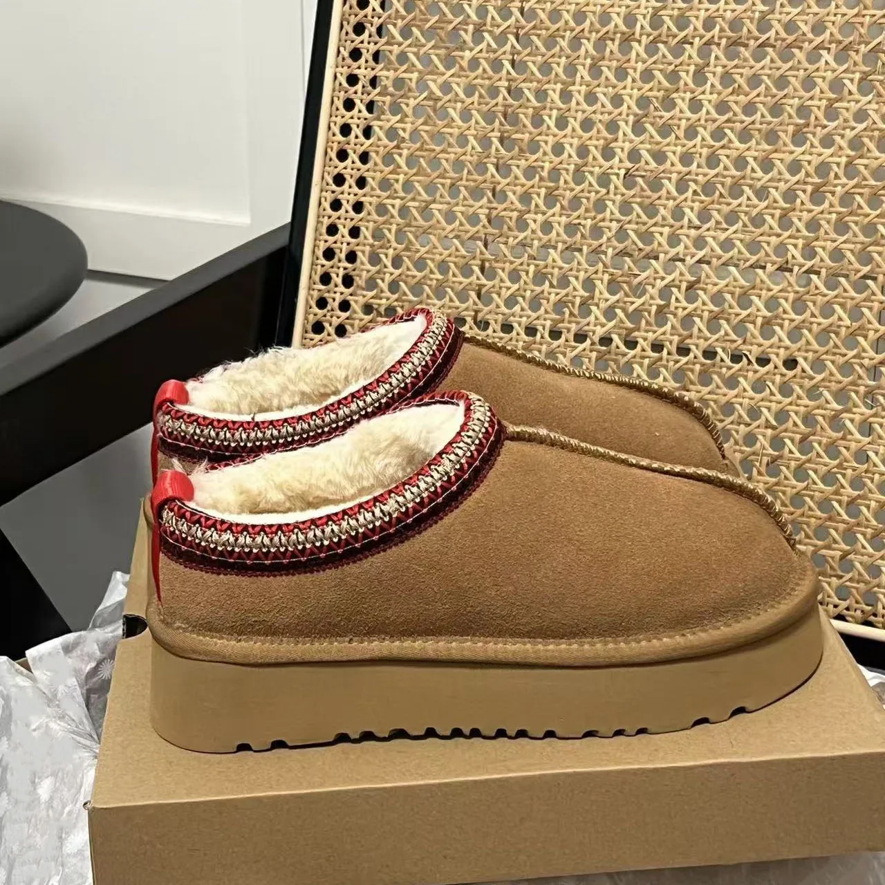 

2026 Fashion New Arrival Women's Wool Slippers Trendy Thick-Soled Wool Warm Short Pile Women's Shoes