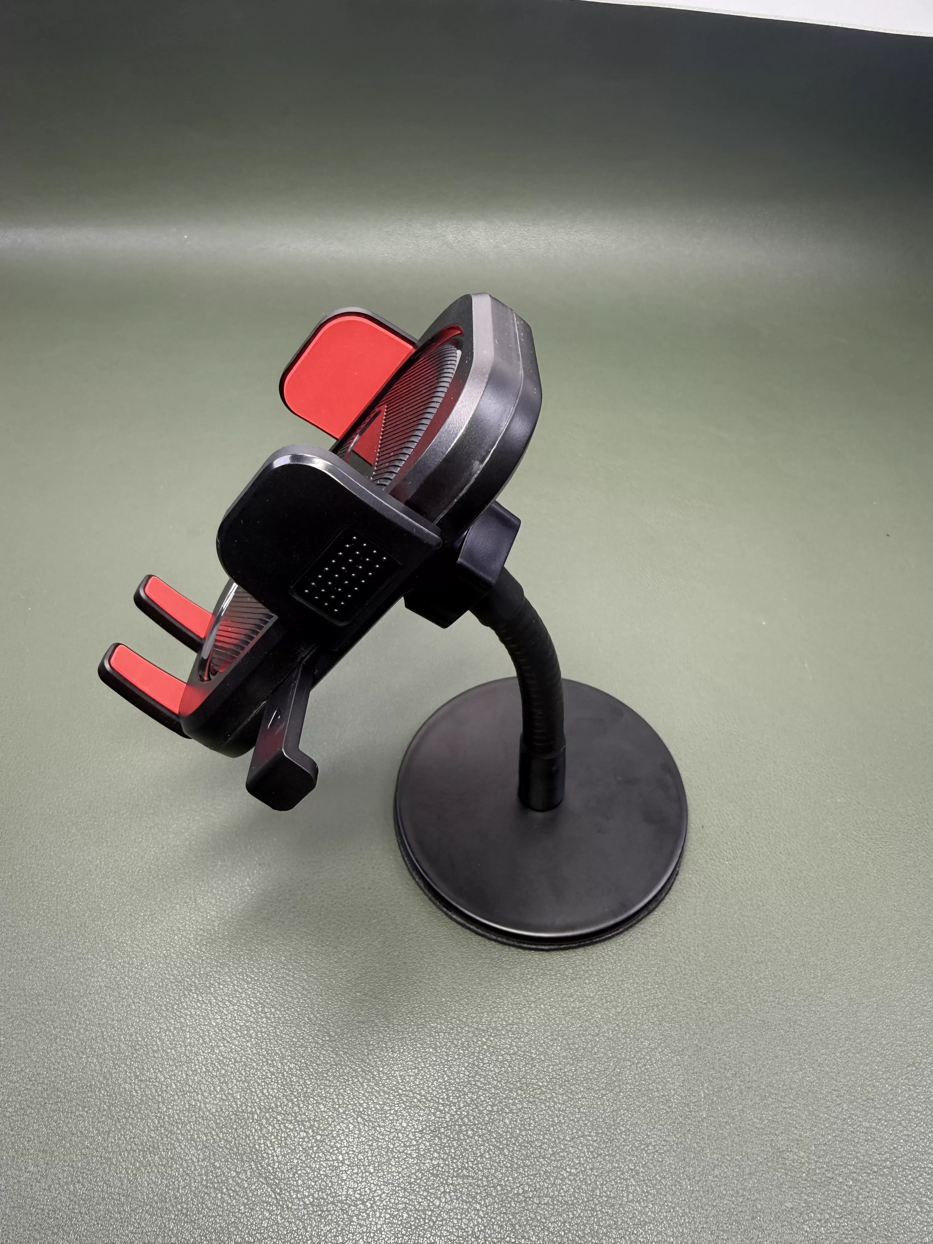 

360° Rotating Magnetic Phone Holder Desktop Live Streaming Metal Disc Lazy Stand Desk Clip-On Camera Holder for Video Broadcast