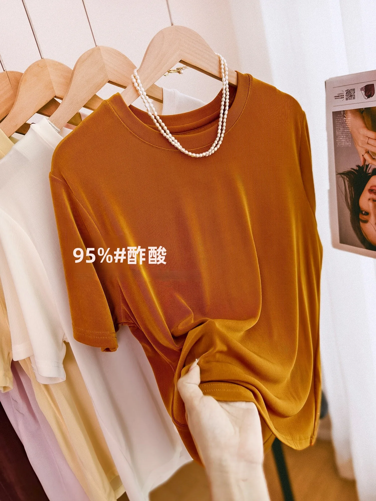 

Элегантная драпированная футболка из ацетата с коротким рукавом и круглым вырезом, простой стиль, женская, свободного кроя, дышащая, весенняя футболка от Xiaoa Ear