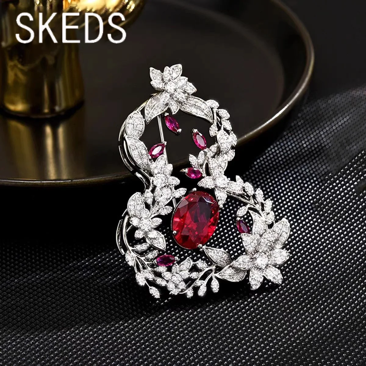SKEDS Elegante High-End-Kristall-Kürbis-Brosche für Damen, modisch, exquisit, mit Strass, glänzend, Boutique-Abzeichen, Korsagen