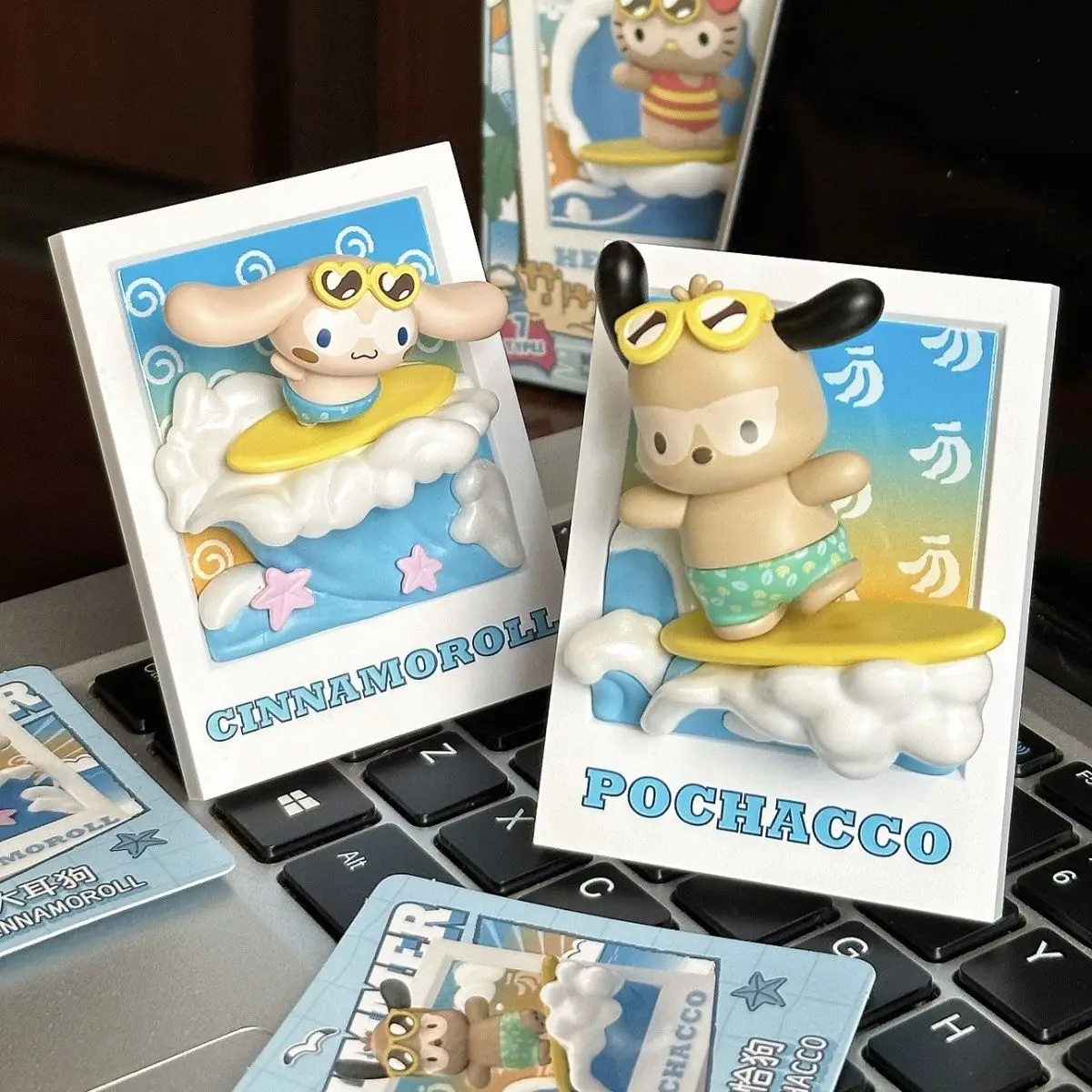 

Новые персонажи Sanrio, летняя серия для серфинга, слепая коробка Kawaii Hello Kitty Kuromi, магнит на холодильник, орнамент, коробка-сюрприз, игрушки, подарок