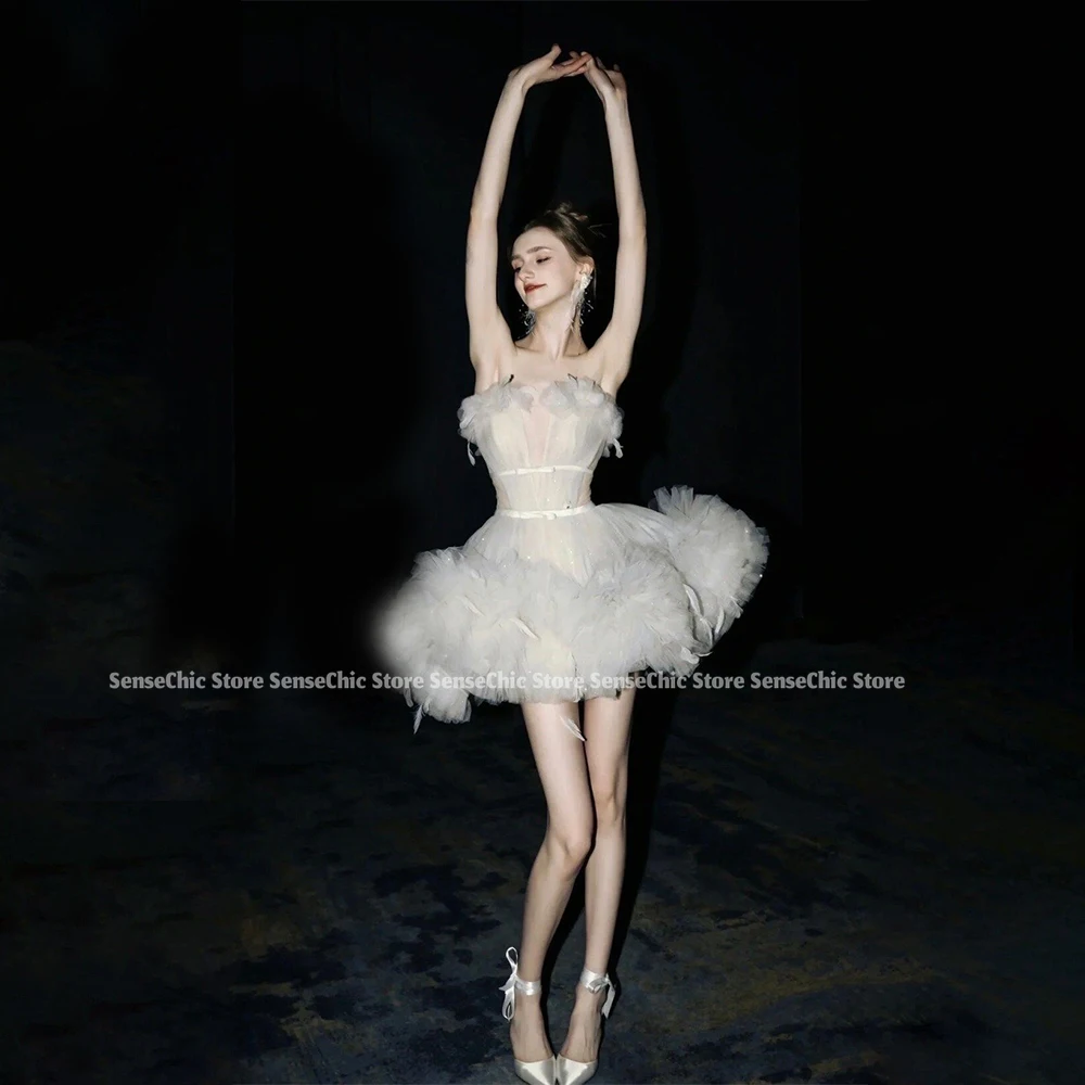 光沢のあるフリルミニウェディングドレスチュール V ネック A ラインコルセットストラップレス 예복パーティー韓国背中の開いた花嫁ショートドレスカスタマイズ