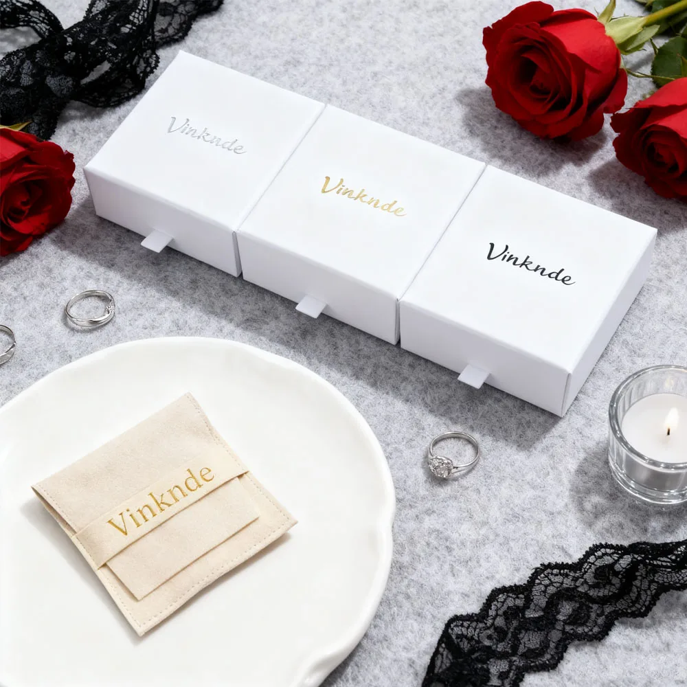 

Custom Logo 9x9x3.2cm White Drawer Jewelry Box and 8x8cm Microfiber strip Bag for Ring Earring Necklace Bracelet Wedding Gift
