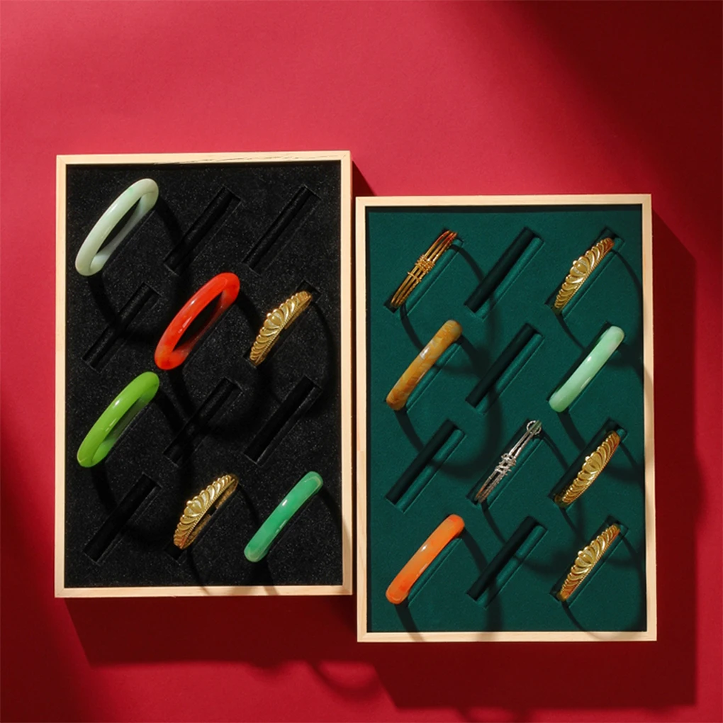

Impact-resistant Jewelry Display Tray Wide Application Non-toxic Odorless Exquisite Craft Bracelet Green