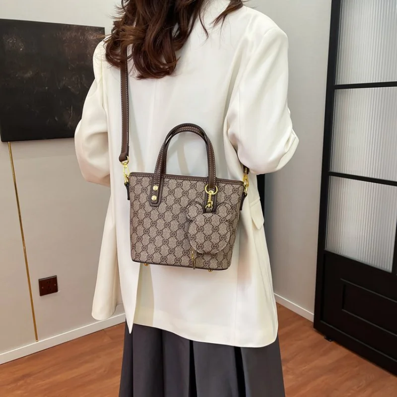 

Durable Women's Tote Bag In Waterproof Leather - Messenger Handbag By Luxury Designer Elegant Practical