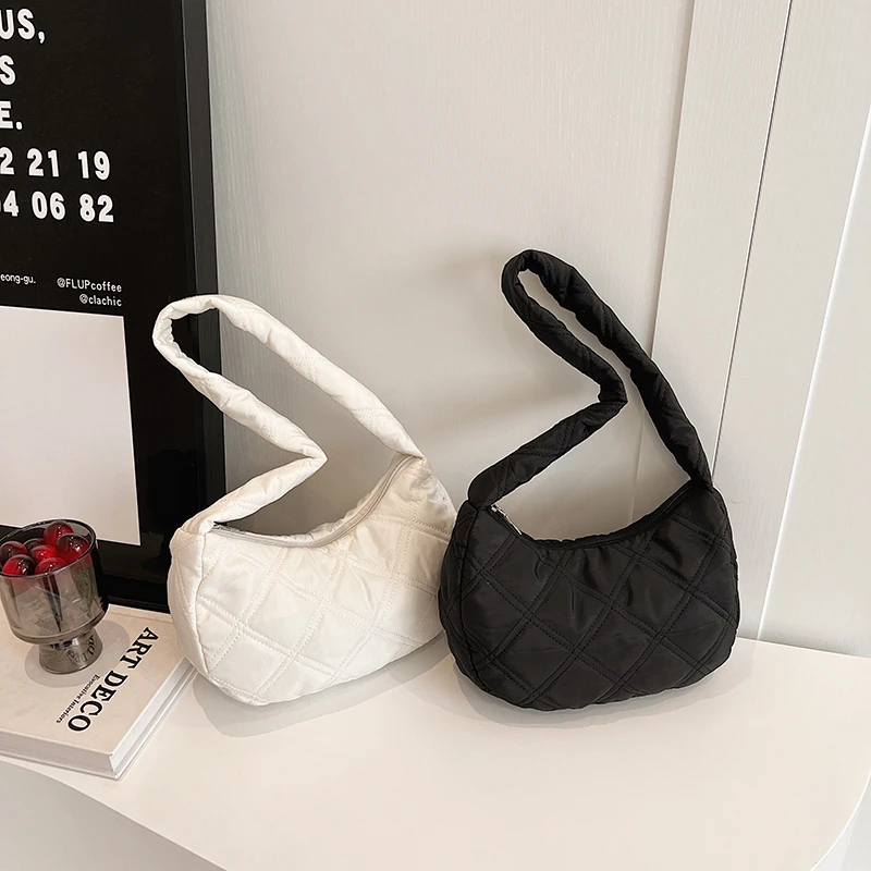 

Шикарная стеганая сумка-хобо для повседневных прогулок. Многоцветная легкая стильная повседневная универсальная функциональная сумка через плечо.