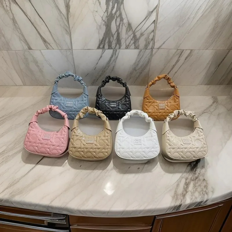 

Chic Vintage Leather Tote Bag - Large Capacity Stylish Crossbody With Unique Letter Logo & Modern Minimalism