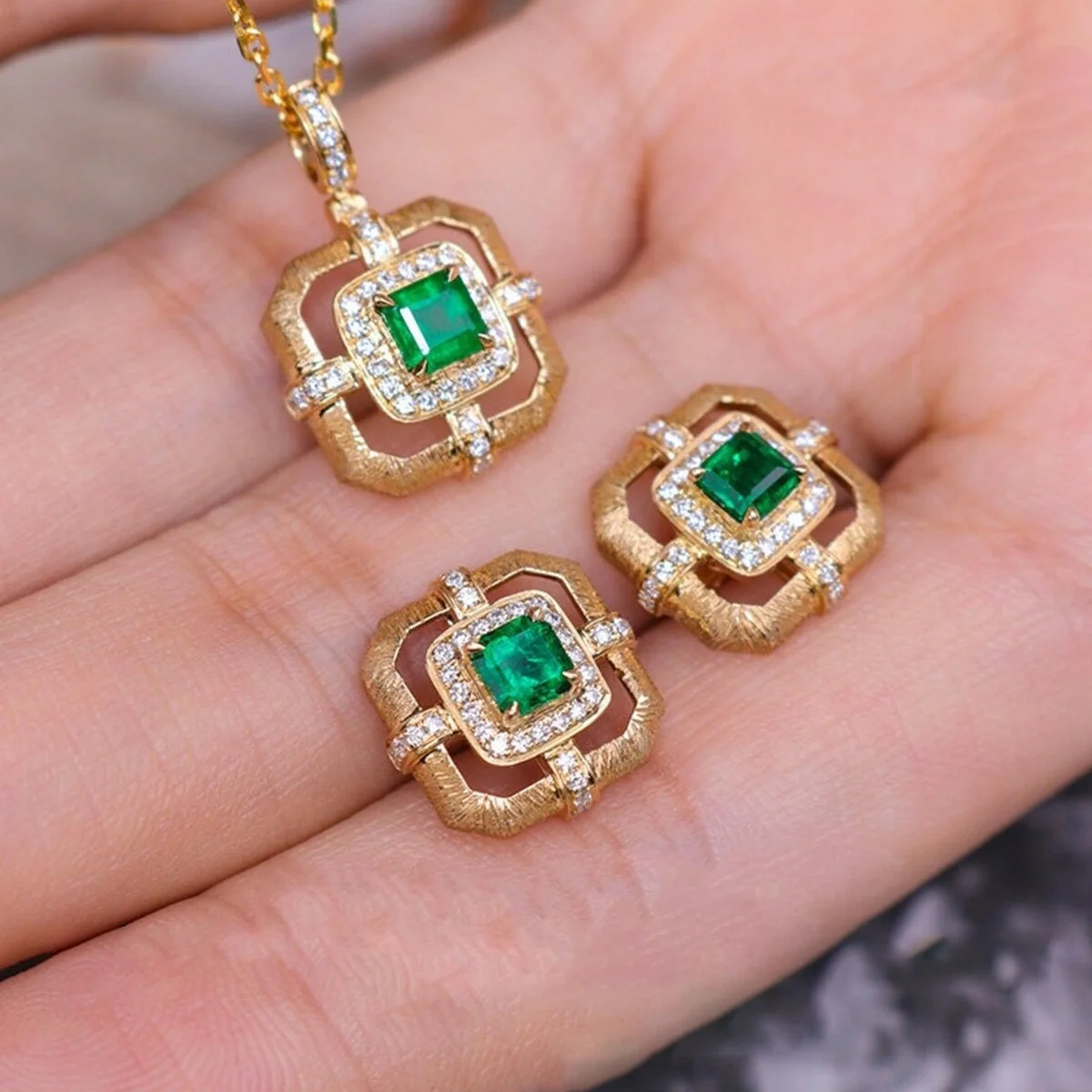 Vintage Rigato 925 Sterling Silver Charm Necklace Square Vivid Emerald Surrounded By Sparkling CZ Pendant Choker Luxury Jewelry