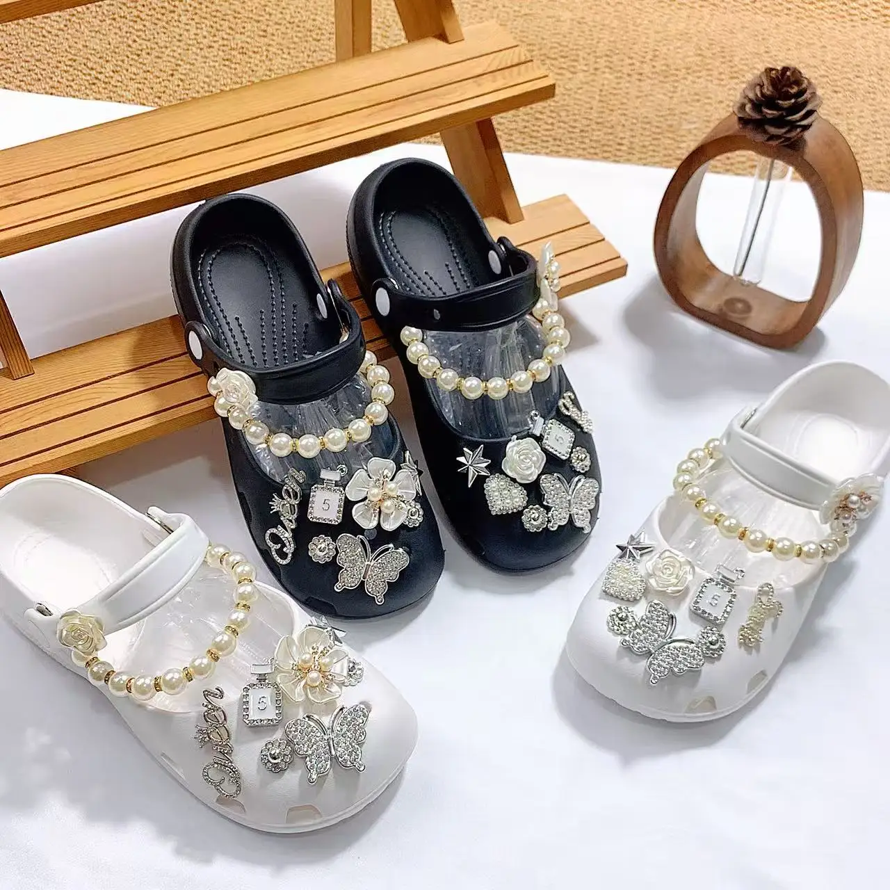 New Style Mary Jane Clogs for Women, Made of Eva Material, Thick-Soled Clogs with Pearl Chain, Camellia Flower, Butterfly, Perfume Bottle, Rhinestone Full Set Shoe Flower Set, Closed-Toe Sandals