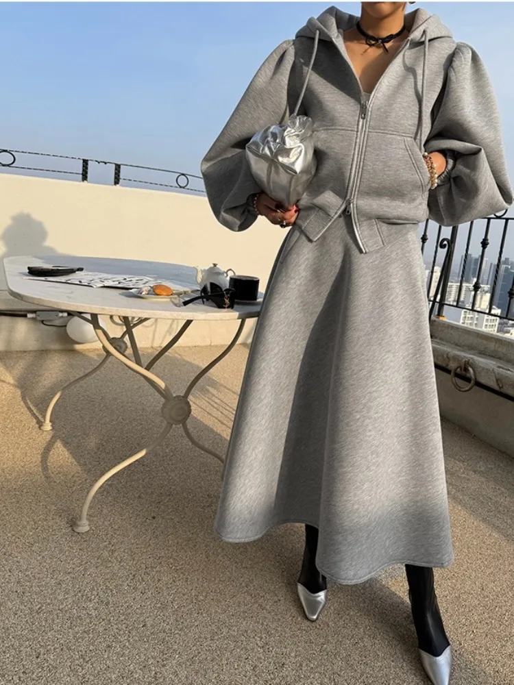 シックで多用途なパーカー スウェットシャツ トップとシンプルなハイウエスト スカートのツーピースセット 女性用 Ele Outfit 春秋