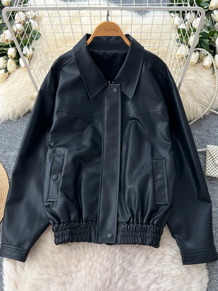 เสื้อแจ็คเก็ตหนัง PU สไตล์อเมริกันย้อนยุคสำหรับผู้หญิง ทรงหลวม ช่วยพรางหุ่น สวมใส่สบาย ปกเสื้อพับได้ แฟชั่นเสื้อนอกสุดฮิตสำหรับฤดูใบไม้ร่วง