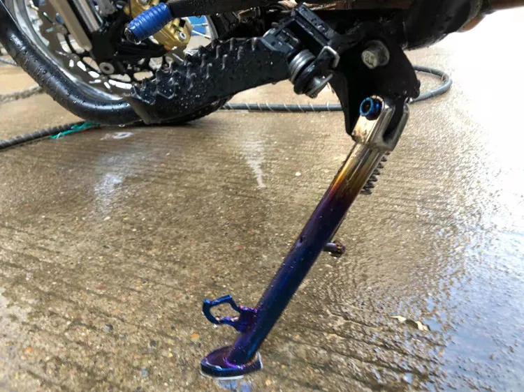 Elektromotorrad, modifiziert mit Titan-Seitenständern