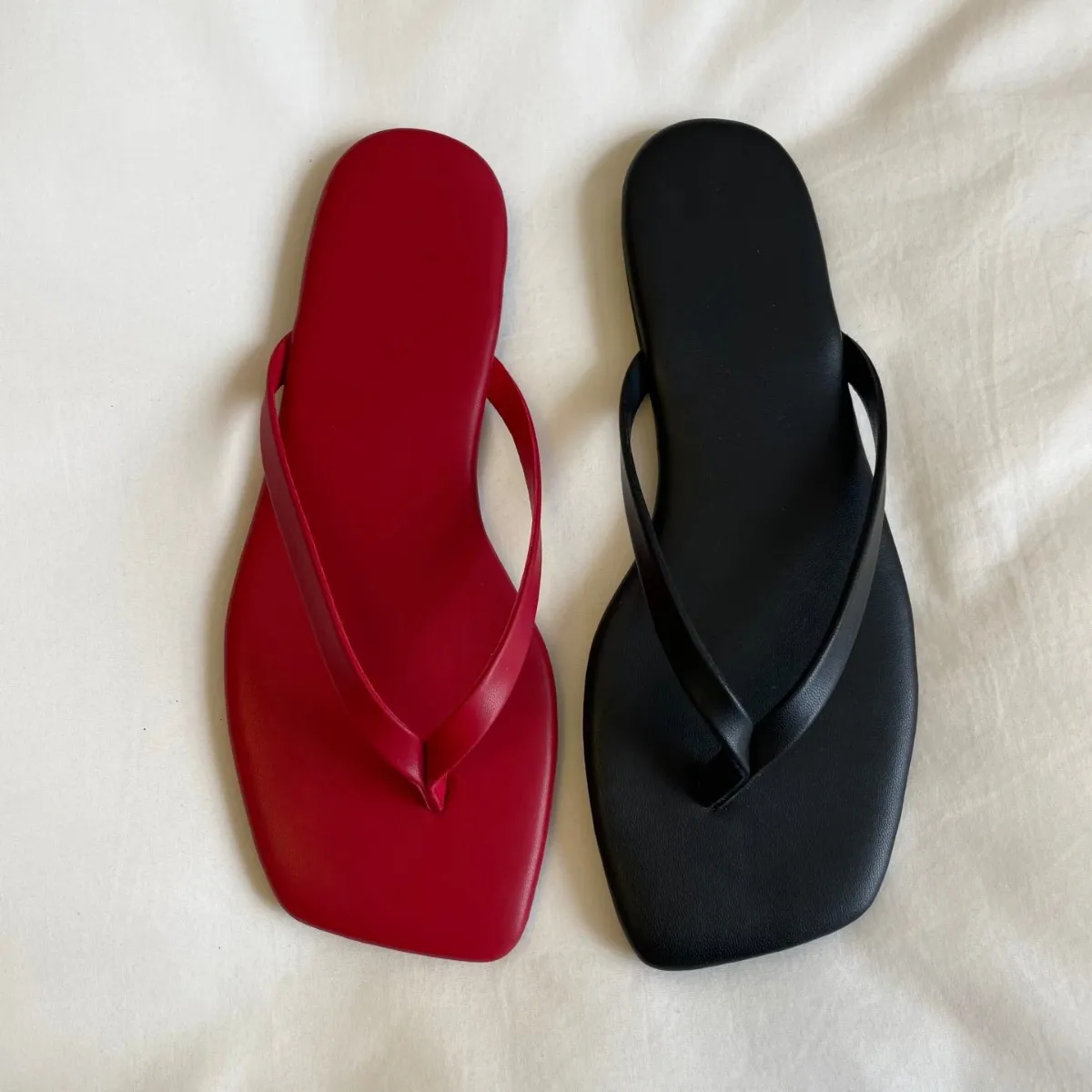 Nouvelles sandales de plage en PU pour femmes, collection Printemps/Été 2026, style décontracté et tendance, tongs à bout carré pour femmes, tailles 36-43