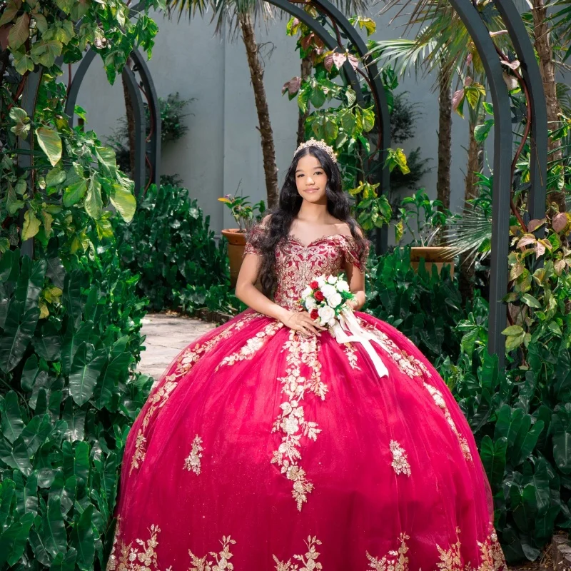

Красное платье для церемонии Quinceanera с открытыми плечами, блестящими кристаллами, золотистой аппликацией и длинным шлейфом, платье для 15-летия. ﻿ Индивидуальный заказ