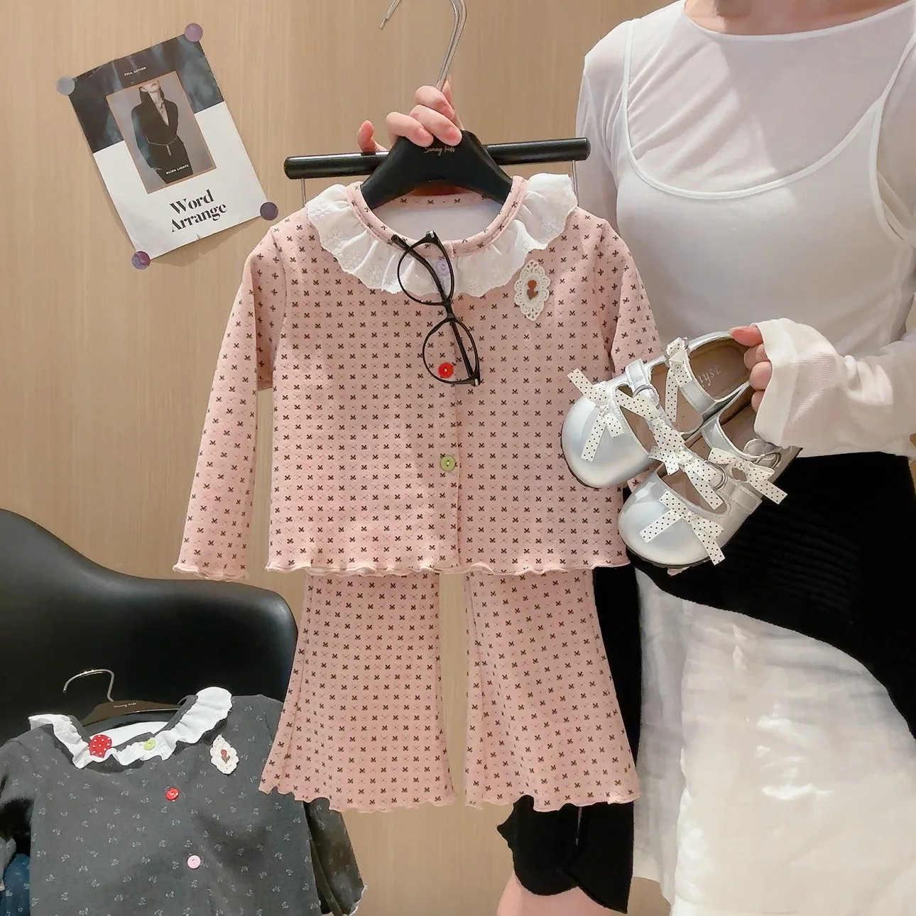 Baby-Mädchen-Set: Oberteil mit Spitze und Rüschenkragen + ausgestellte Hose, 2-teiliges Set, neues Herbst-Outfit für Kinder, mit Schleifenmuster, lässige Freizeitkleidung. – Detail 5